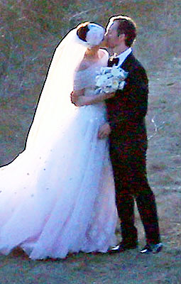 Anne Hathaway s white wedding dress Valentino