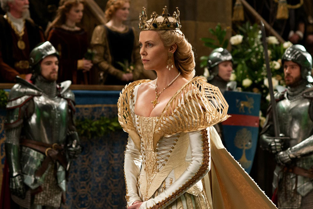 Charlize Theron Snow White scene Queen Ravenna