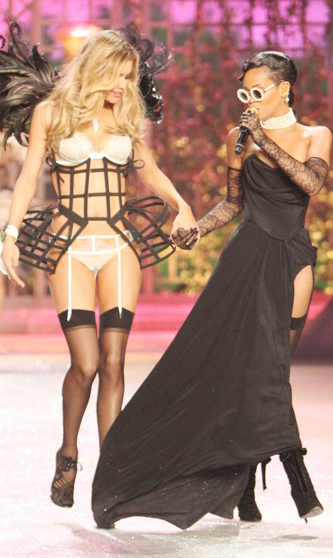 Doutzen Kroes tangled in Rihanna s skirt during Victoria s Secret 2012 show