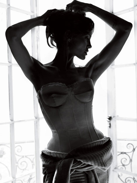 Angelina Jolie Vogue US December 2010 corset photo
