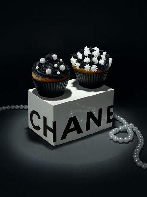 Chanel Black White cupcakes