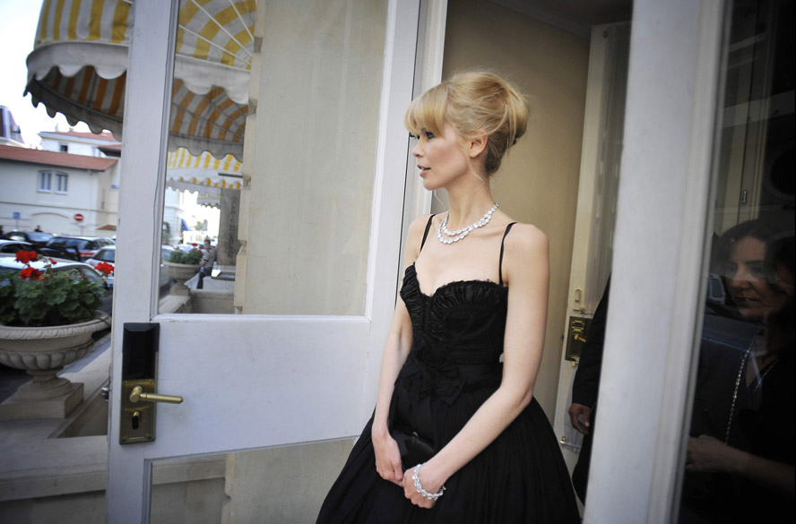 Claudia Schiffer D G black dress Cannes 09