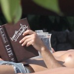 Jamie Hince reading Keith Richards book