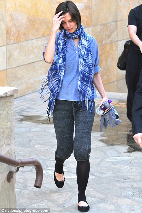 Katie Holmes Keeps The Scarf, Adds Weird Pants!