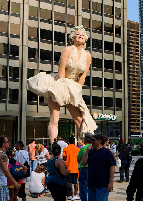 Marilyn Monroe giant statue