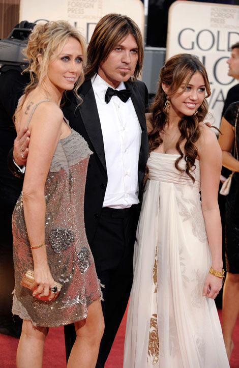 Miley Cyrus and parents at Golden Globe awards 2009 red carpet