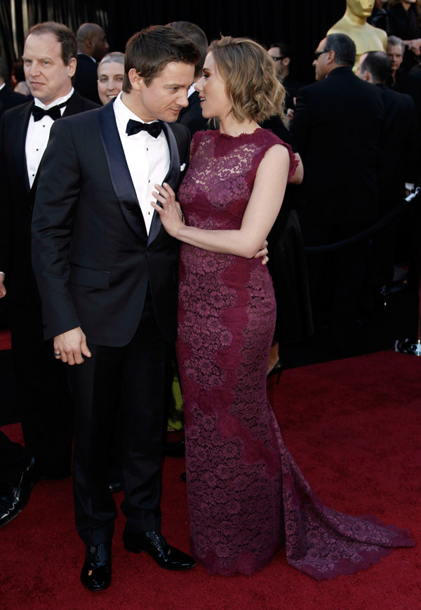 Scarlett Johansson purple Dolce and Gabbana dress 2011 Oscars 3